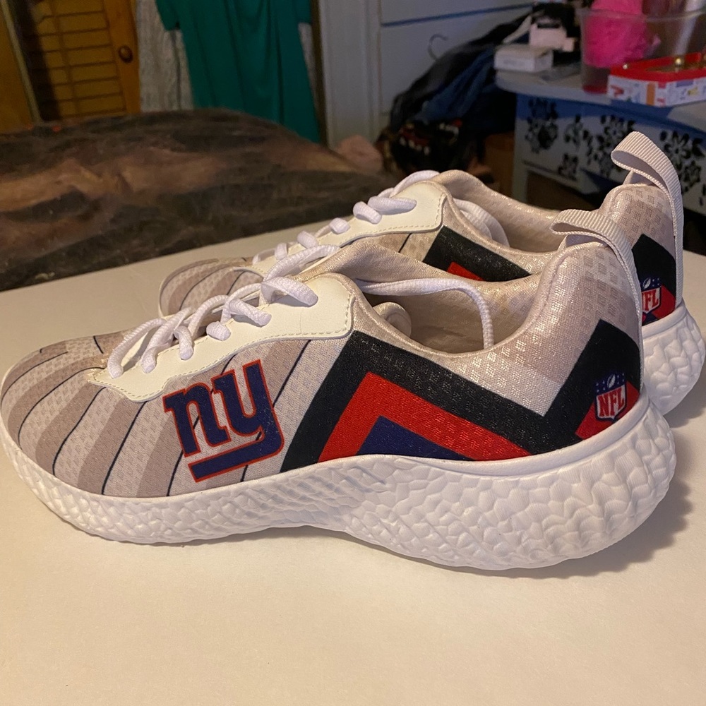 NFL NY GIANTS SIZE 8 WOMAN SNEAKERS BNIB NEVER WORN.SHOW OFF YOUR TEAM SPIRIT